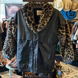 Vintage Fashion Gems Black Bomber Jacket with Leopard Print faux Fur
